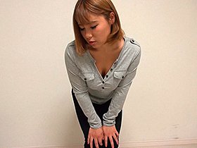 女子がTシャツやタンクトップ脱ぐときに『プリンっ』って飛び出るデカパイ、もしくはまったく揺れないちっぱい。 サンプル動画サムネイル